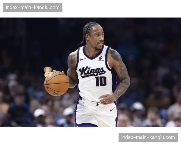 特写:最后时刻追分无望,德罗赞坐在板凳席眼神落寞 特写:最后时刻追分无望,德罗赞坐在板凳席眼神落寞